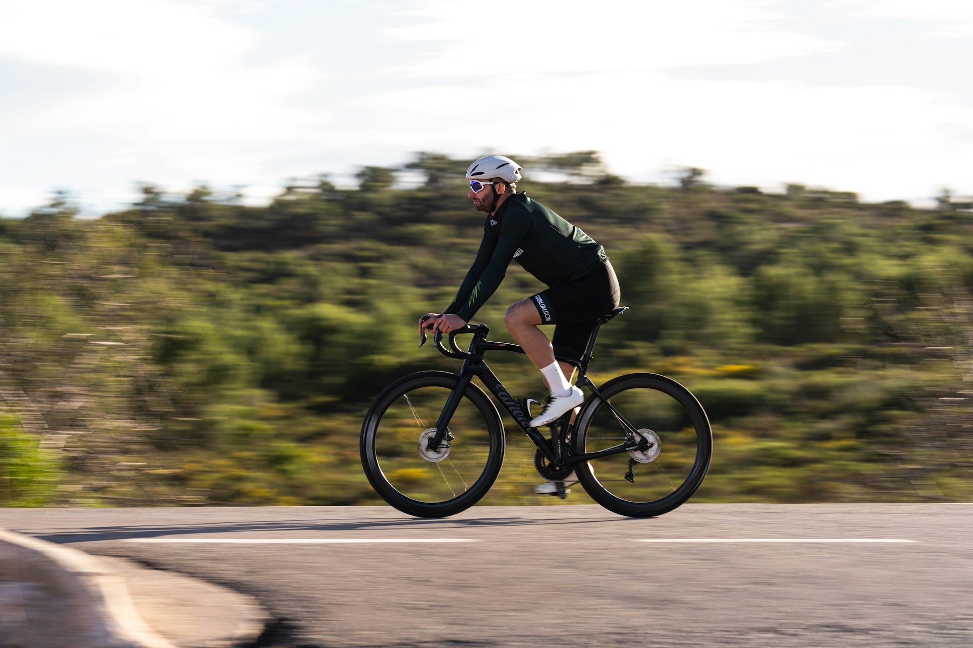 Equipo esencial de ciclismo para tus rutas