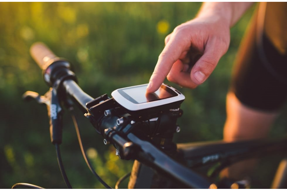 Cómo instalar un cuentakilómetros de bicicleta 